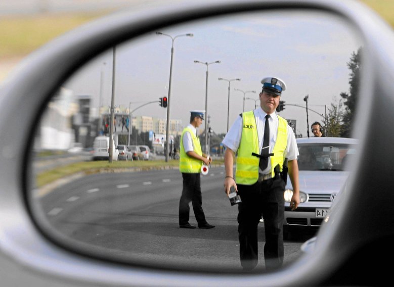 Od 1 października nie trzeba mieć dowodu rejestracyjnego i polisy OC w aucie. Ale w praktyce lepiej je wozić