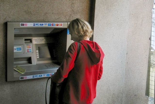 Polacy nie chcą otwierać podstawowych rachunków płatniczych