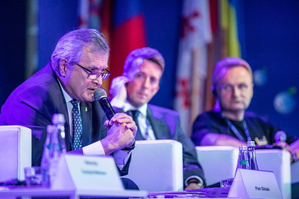 XXXII Forum Ekonomiczne odbędzie się 5-7 września 2023 roku w Karpaczu. Jednym z tematów konferencji będzie przyszłość systemów demokratycznych. Poruszą go uczestnicy panelu "Demokracja XXI wieku. Pytanie o wartości i efektywność".