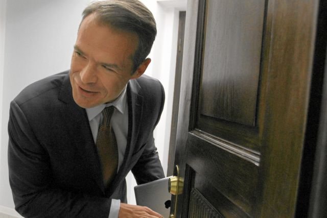 Sławomir Nowak przez kilka miesięcy pojawiał się w pracy sporadycznie. Dostał więc motywacyjną podwyżkę z 1800 na 18 000 złotych