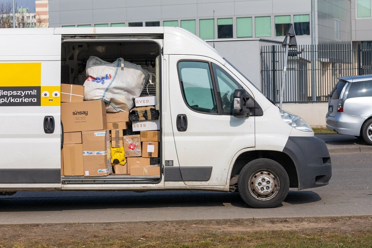 Firmy dostarczające przesyłki w drugiej połowie listopada - aż do Świąt - zwiększają zatrudnienie.