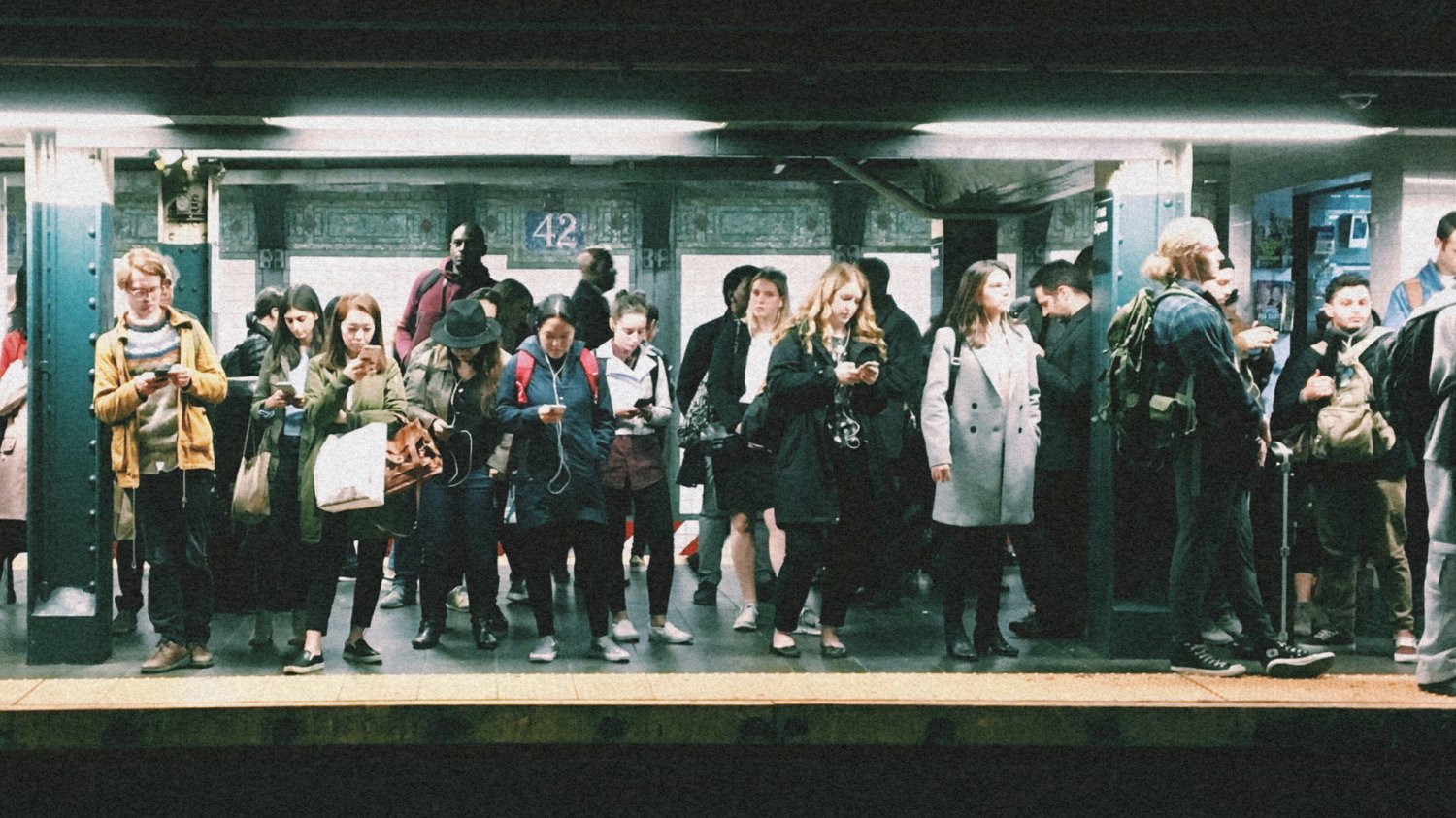 Ludzie czekają na metro, które zawiezie ich do pracy. Sztuczna inteligencja nadal nie zabrała stanowisk pracy.