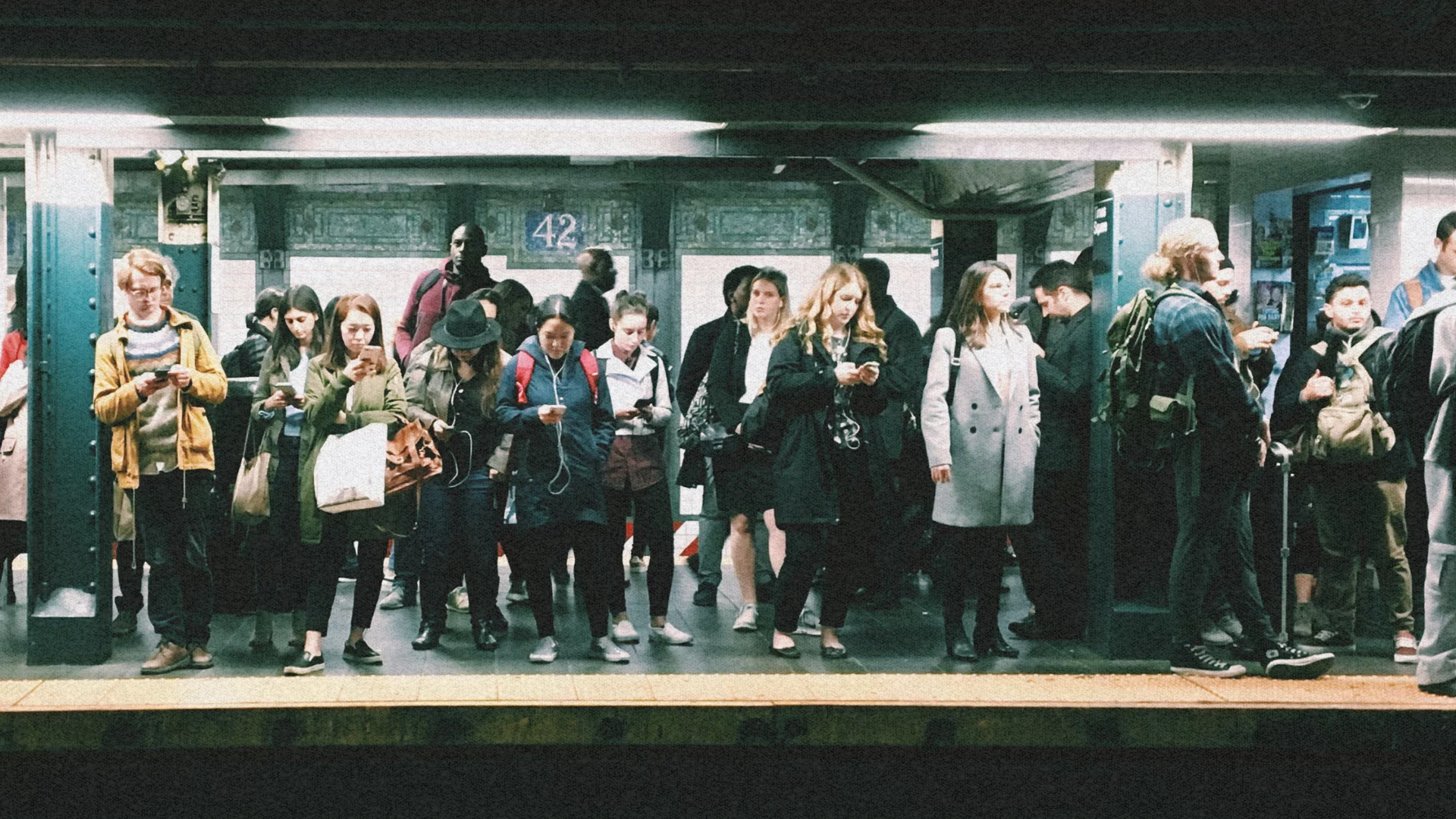 Ludzie czekają na metro, które zawiezie ich do pracy. Sztuczna inteligencja nadal nie zabrała stanowisk pracy.