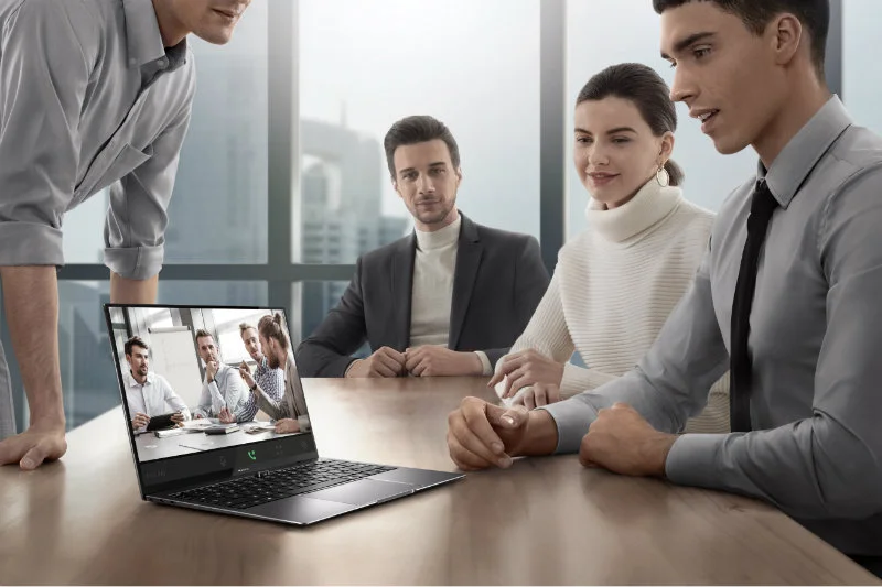 Znaczenie ma nie tylko sam wygląd, ale też to z jakich narzędzi korzystamy w pracy. Na zdjęciu najnowszy ultrabook Huawei MateBook X Pro