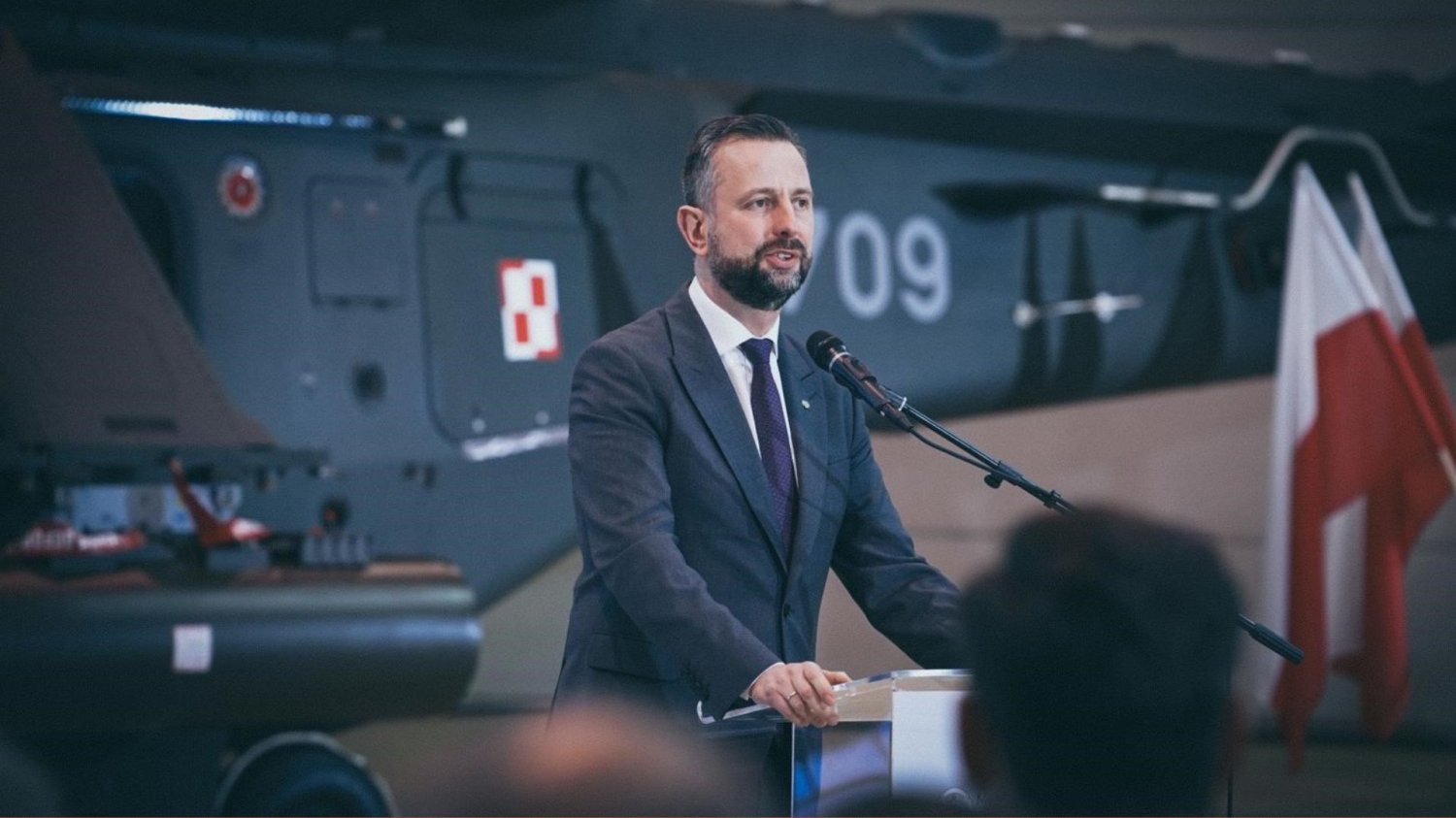 Nowe śmigłowce dla Polski. Wicepremier: "To co dobre, trzeba kontynuować" Wicepremier Władysław Kosiniak-Kamysz na tle śmigłowca AW149. Szef MON o zakupach śmigłowców dla wojska.