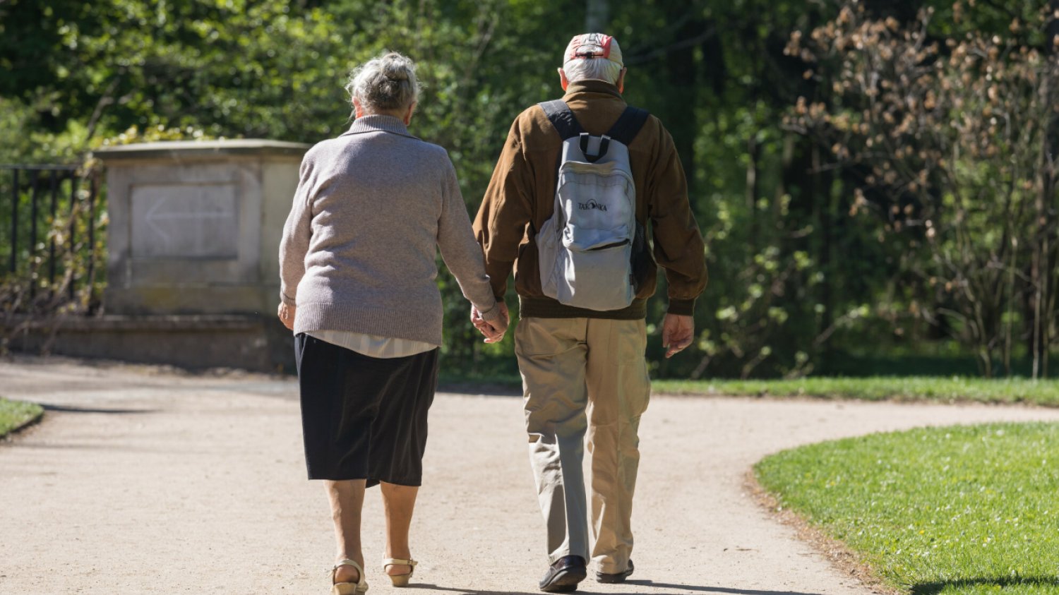 Zakład Ubezpieczeń Społecznych wypłaca emeryturę honorową seniorom. To ponad 6 tys. zł