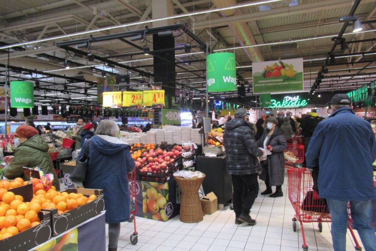 Klienci w supermarkecie.