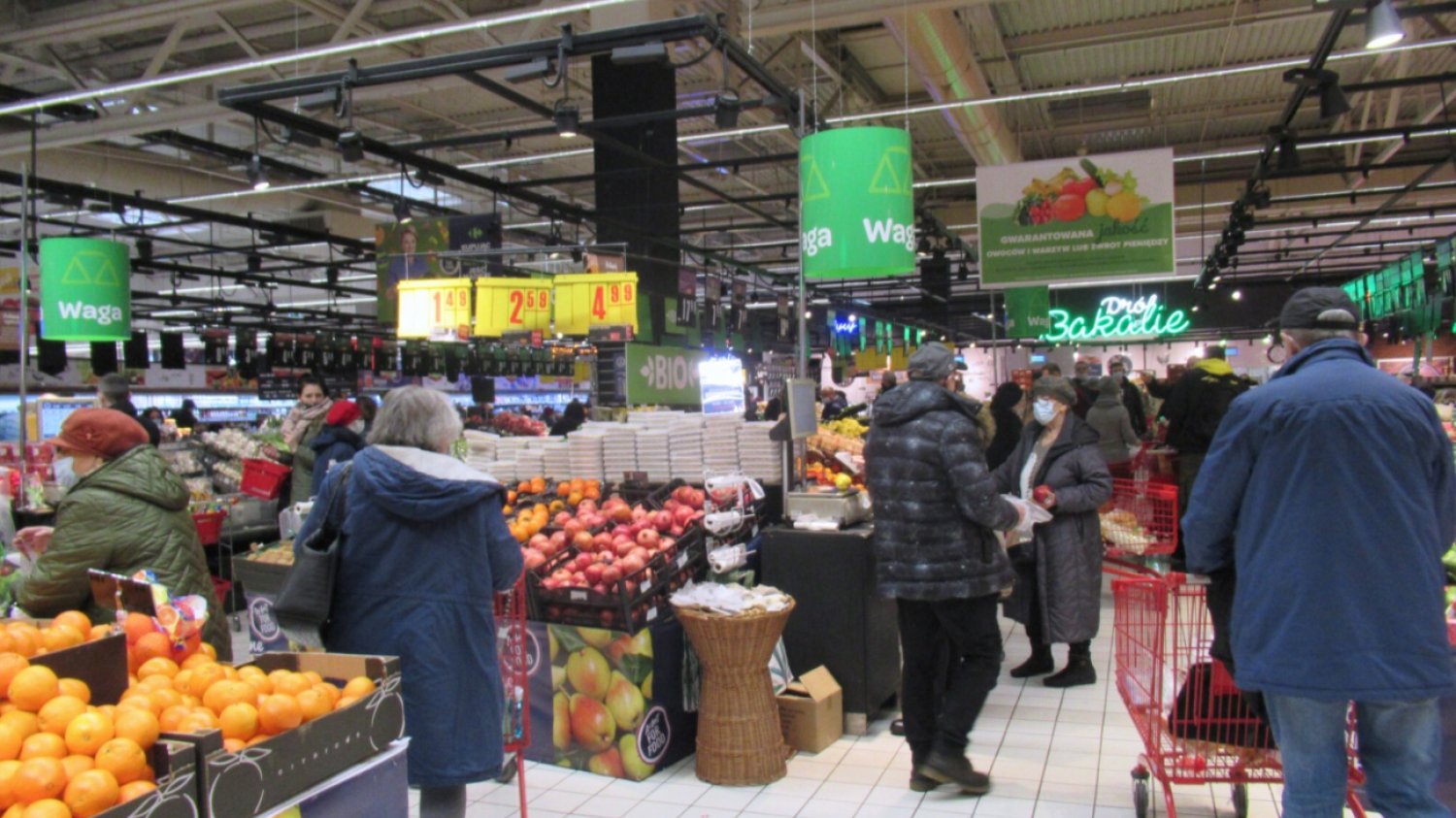 Klienci w supermarkecie.