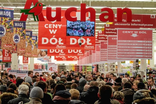 Auchan chce wiedzieć, czy jego pracownicy biorą środki z programu 500 plus