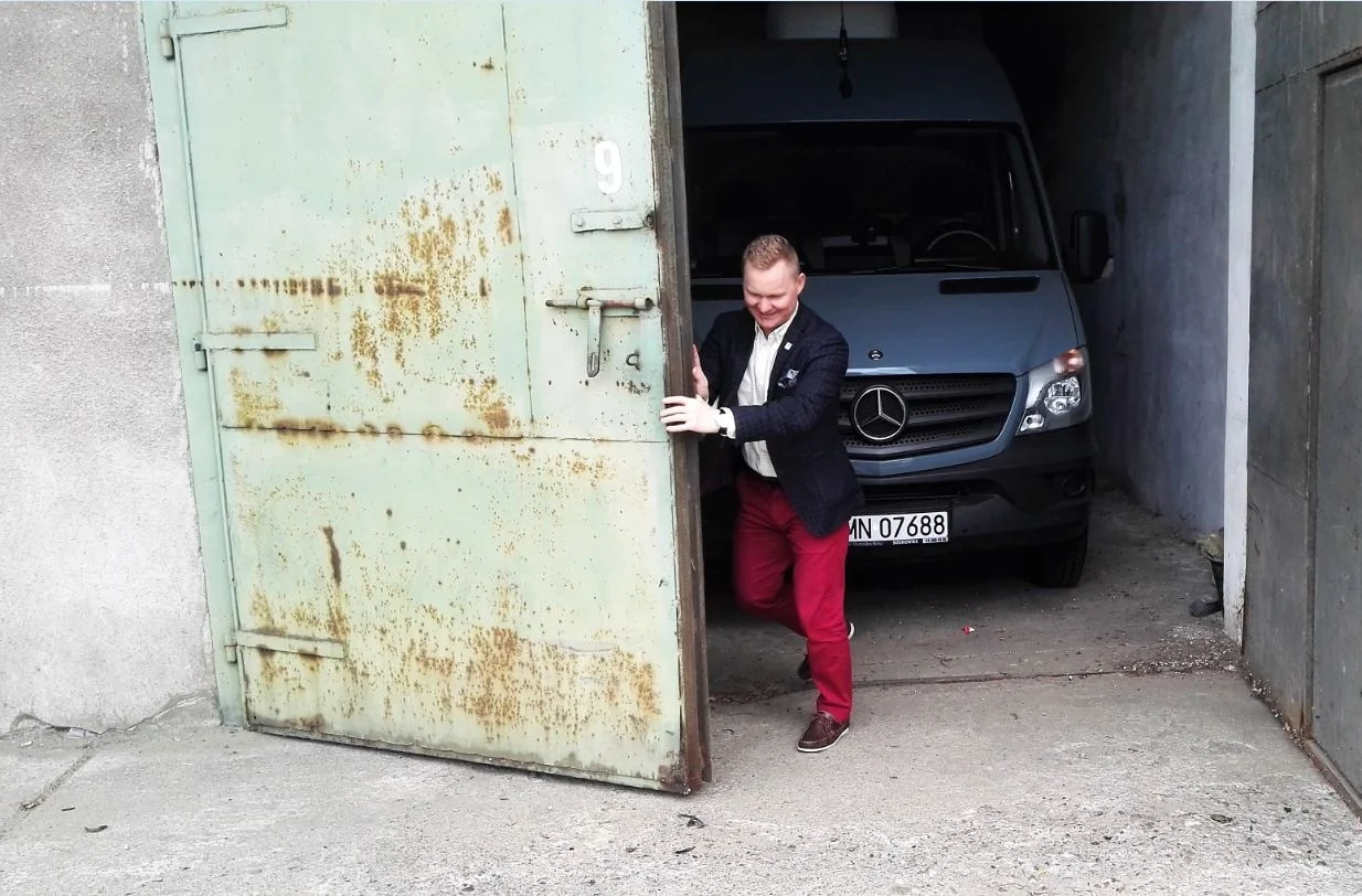 Niepozorny garaż kryje w sobie Mercedesa wartego milion złotych