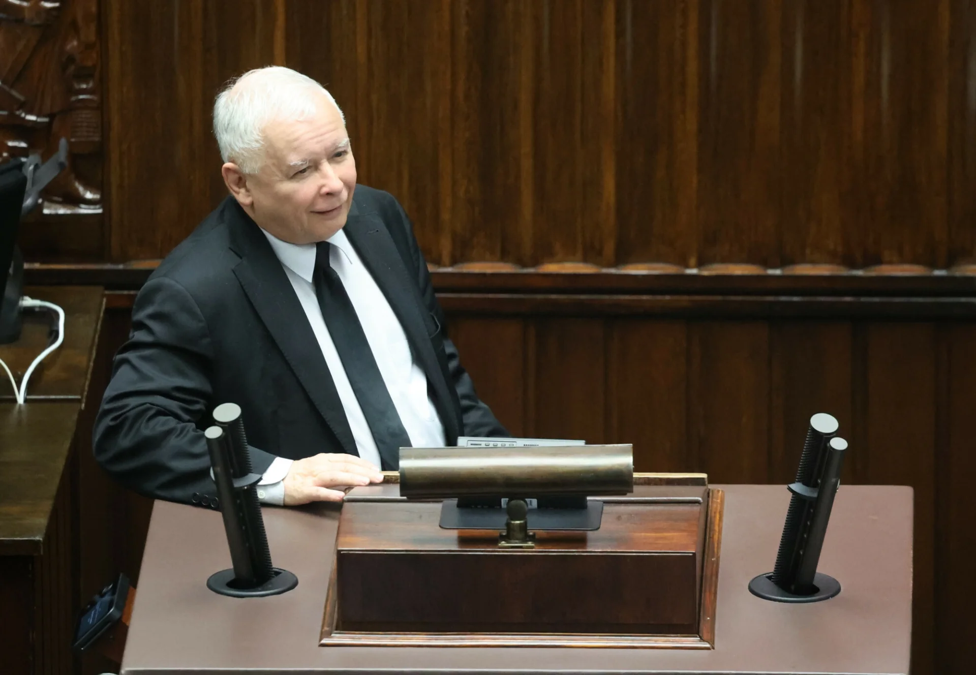 Jarosław Kaczyński oskarżony o wręczenie łapówki księdzu. Wyciekły tajne nagrania z przesłuchania w prokuraturze