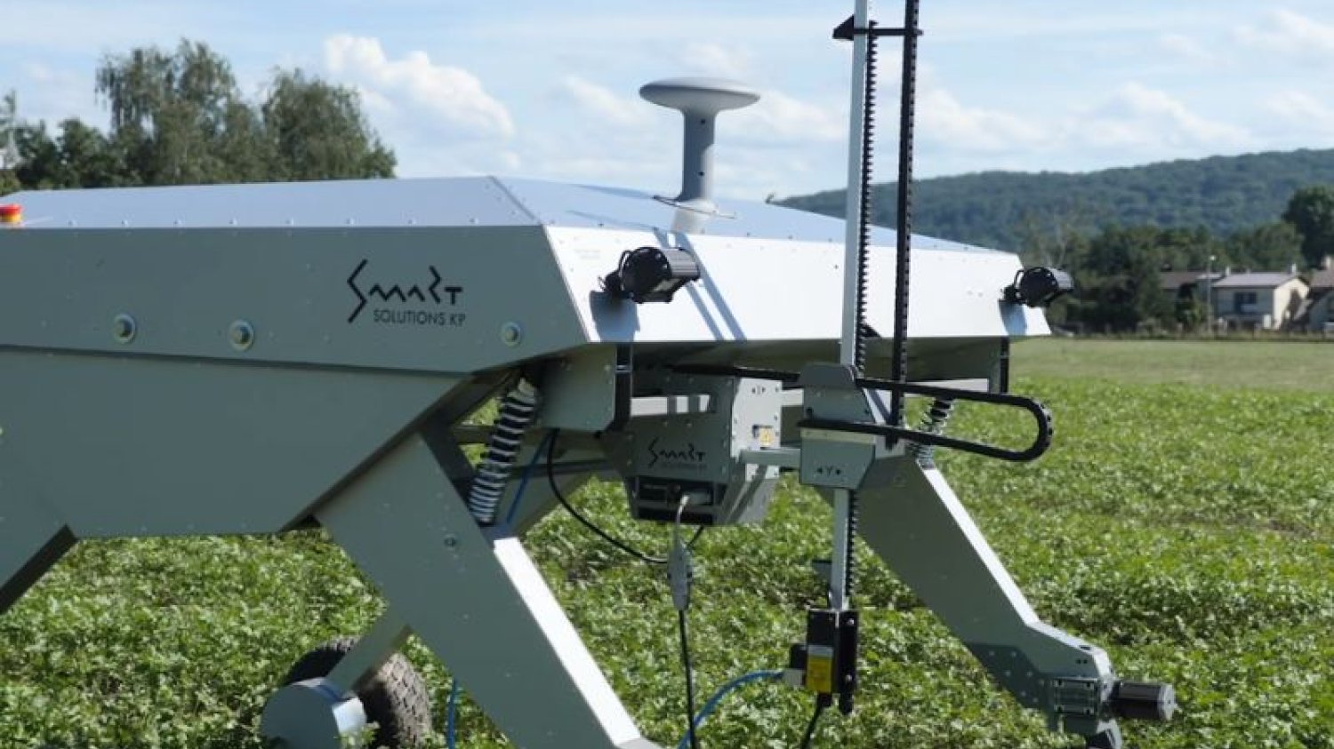 Robot Hugo na polu uprawnym.
