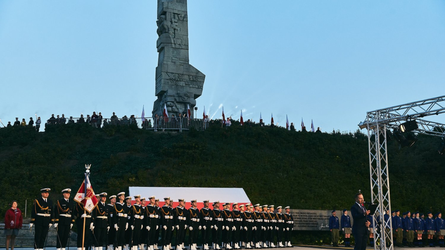 Pomnik Obrońców Wybrzeża na Westerplatte podczas uroczystości upamiętniającej wybuch II Wojny Światowej.