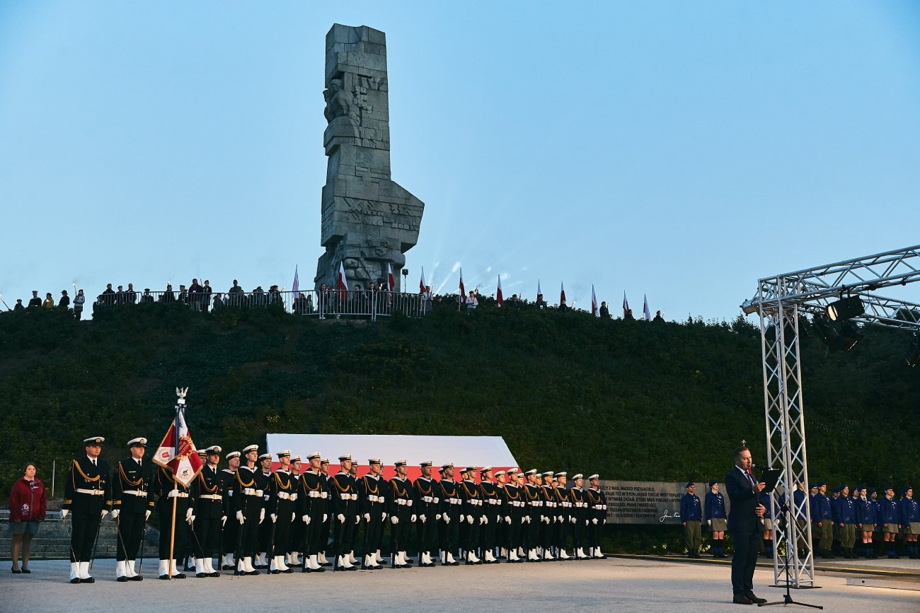 Pomnik Obrońców Wybrzeża na Westerplatte podczas uroczystości upamiętniającej wybuch II Wojny Światowej.