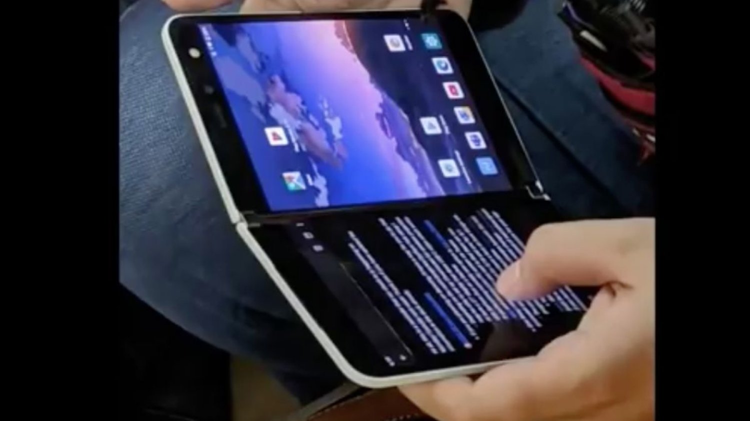 Użytkownik korzystający z Microsoft Surface Duo został wypatrzony w transporcie publicznym w Vancouver.