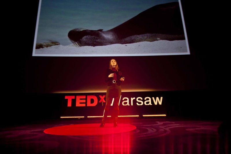 Zoolożka Joanna Bagniewska podczas swojego wystąpienia na TEDxWarsaw w 2013 roku.