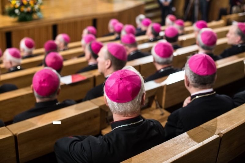 Z powodu pandemii od kwietnia 2021 papież obniżył pensje w Watykanie.