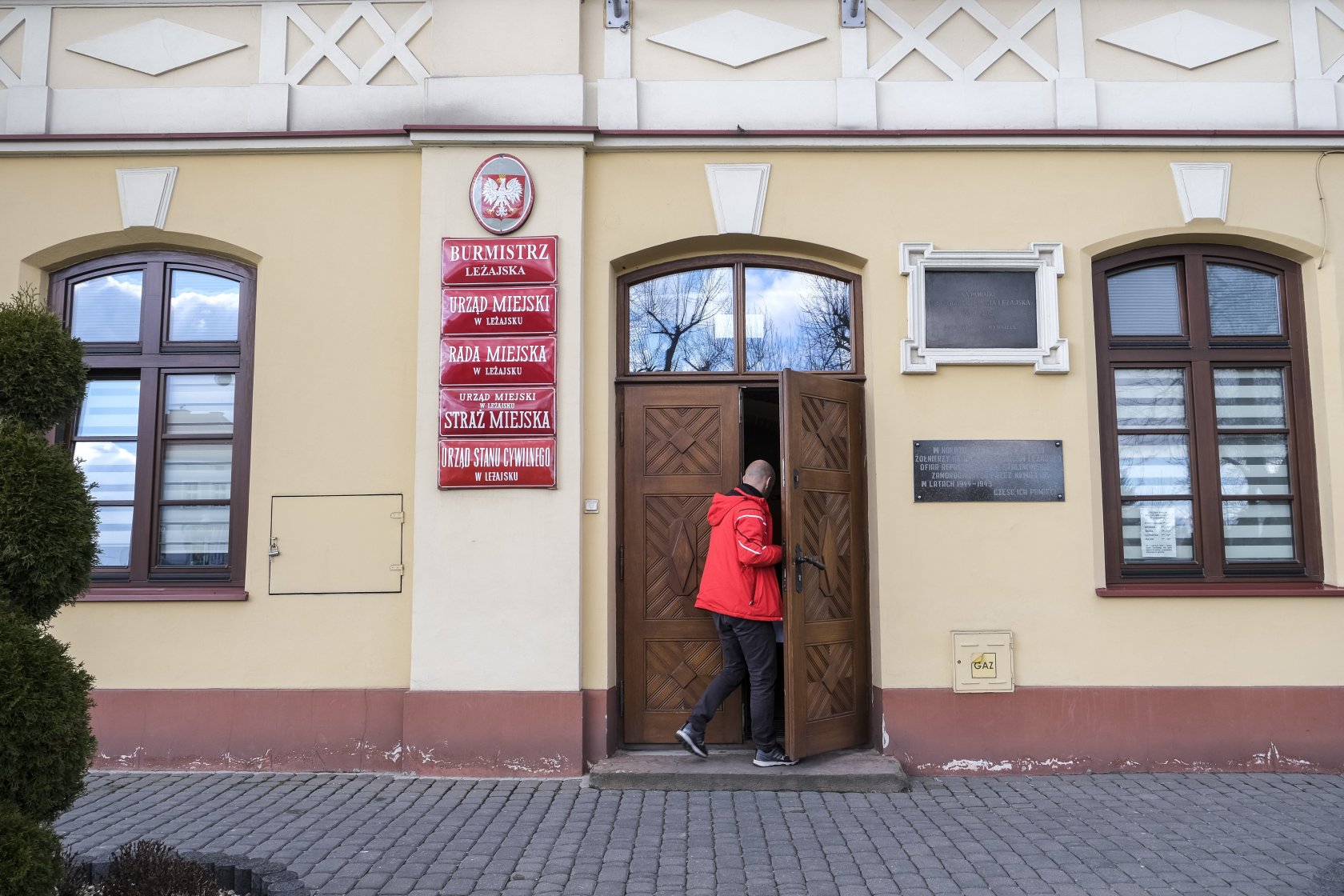 Wiele polskich urzędów w czasie epidemii koronawirusa nie przyjmuje stacjonarnie klientów. Większość spraw poleca załatwiać internetowo.