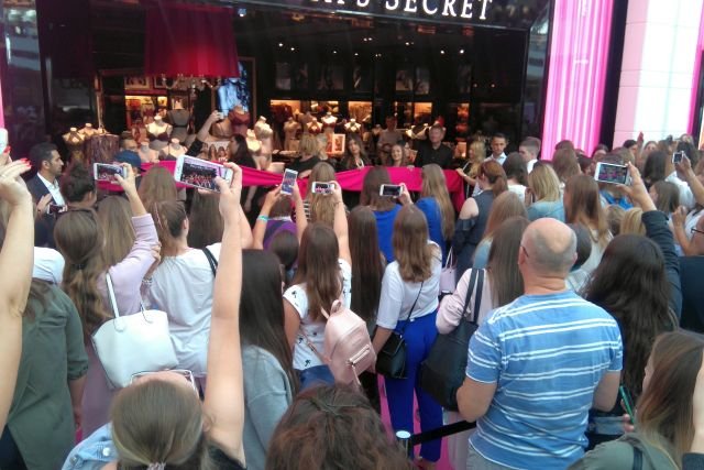 Tłum przed sklepem Victoria's Secret gęstniał z minuty na minutę