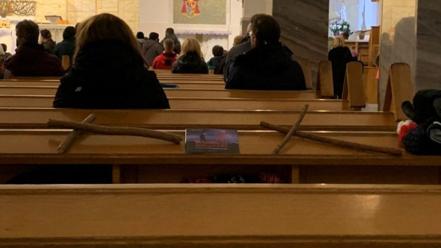 Na Ekstremalną Drogę Krzyżową uczestnicy niosą własne krzyże, niektórzy w przenośni inni dosłownie