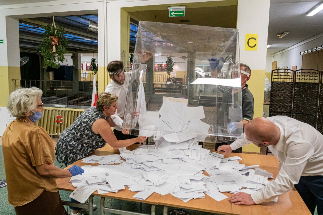 Wysypanie kart do głosowania z urny.