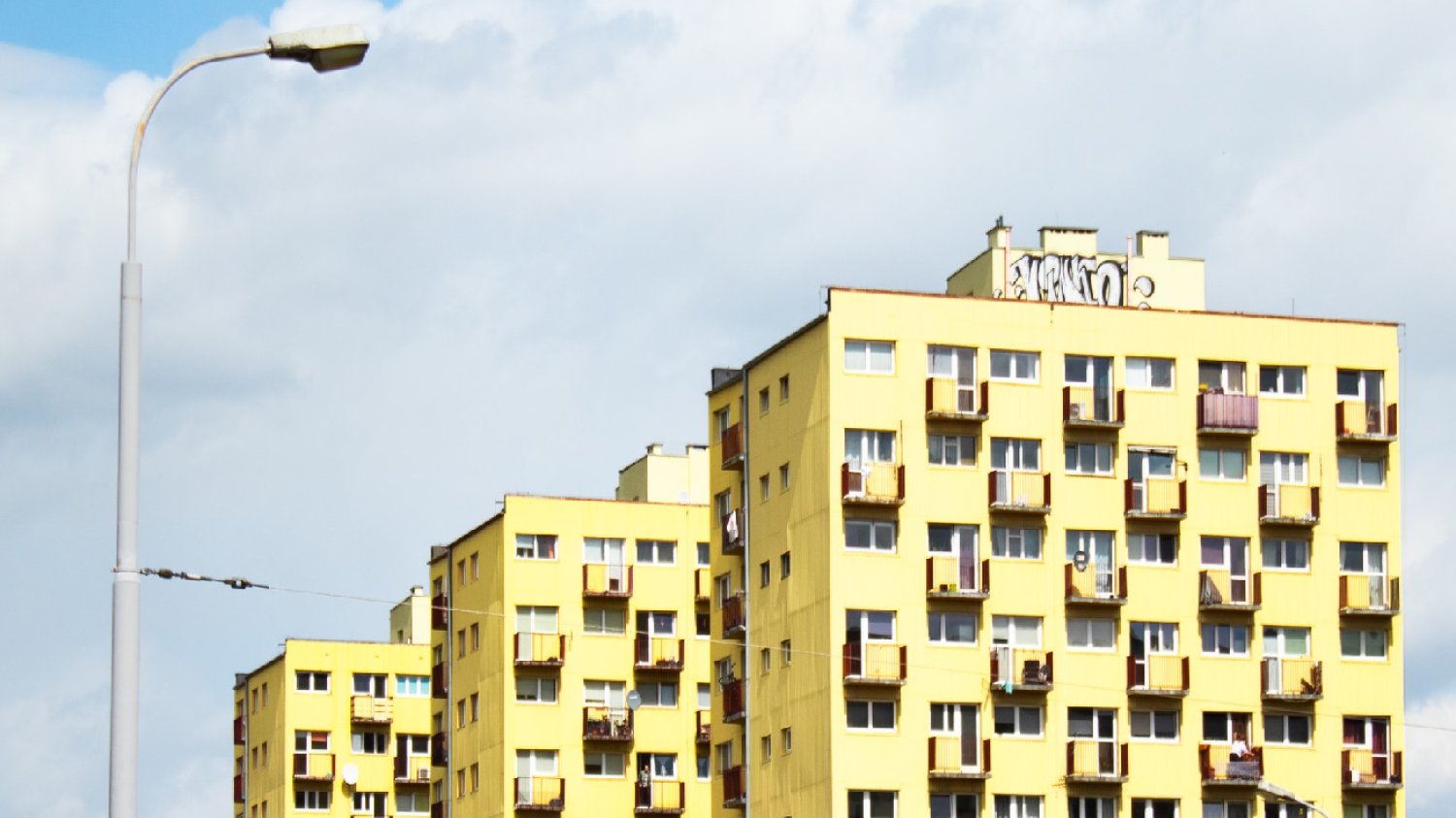 Wyjątkowe okazje cenowe na rynku nieruchomości niosą ze sobą ryzyko. Możesz kupić mieszanie z seniorem.