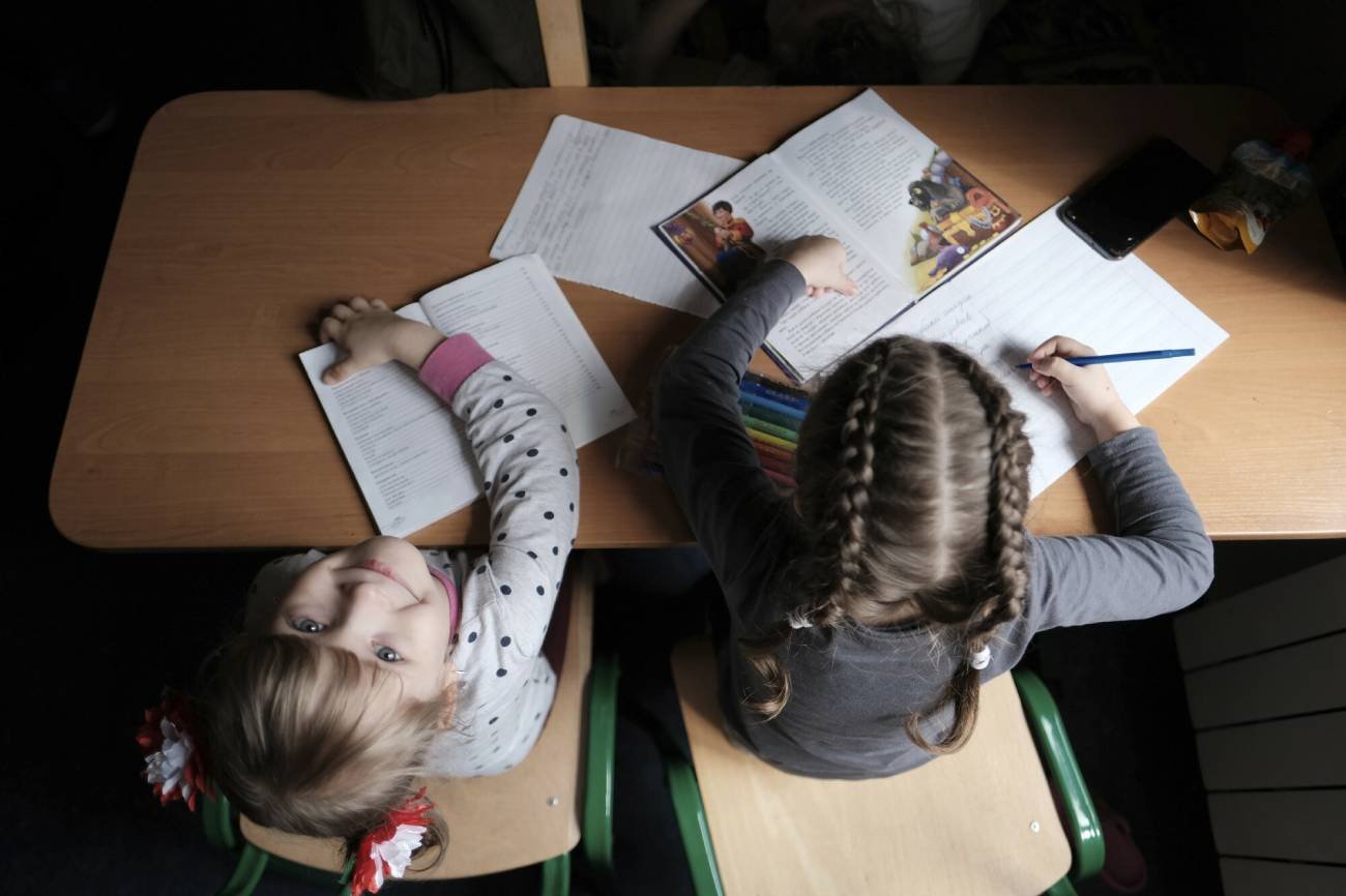 ukraińskie dzieci uczące się przy stole