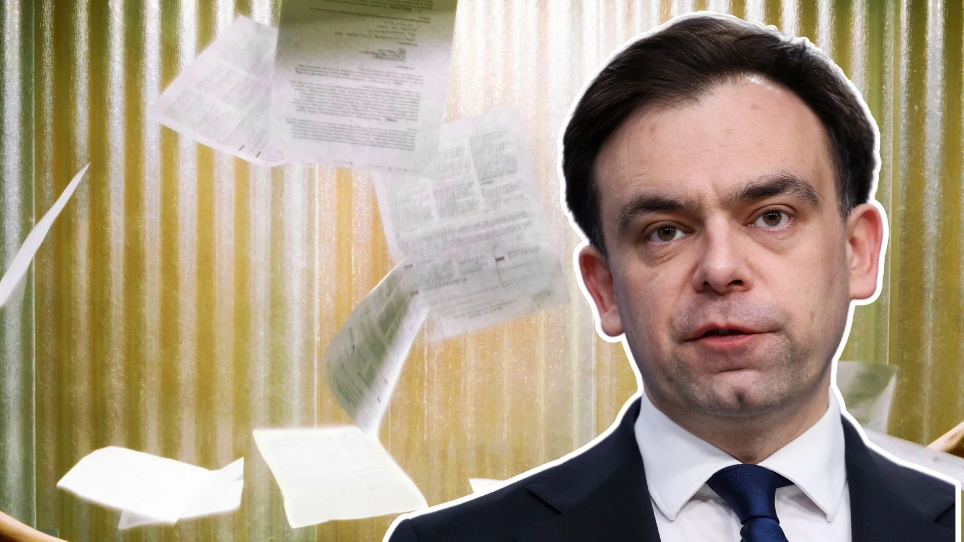 Minister Finansów Andrzej Domański na tle latających dokumentów. Do resortów trafiła propozycja rewolucji podatkowej.