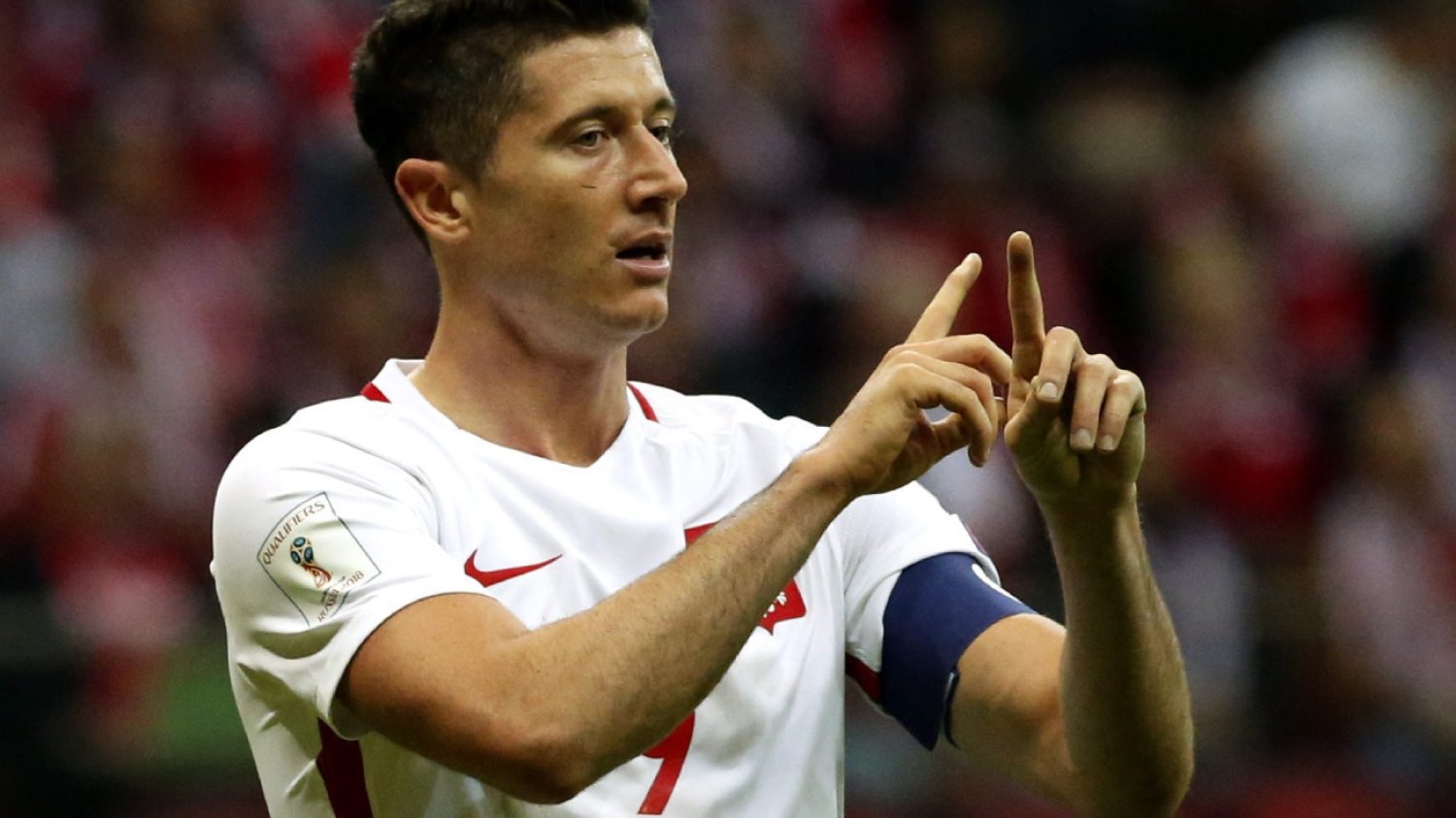 Robert Lewandowski podczas meczu w biało-czerwonej koszulce.