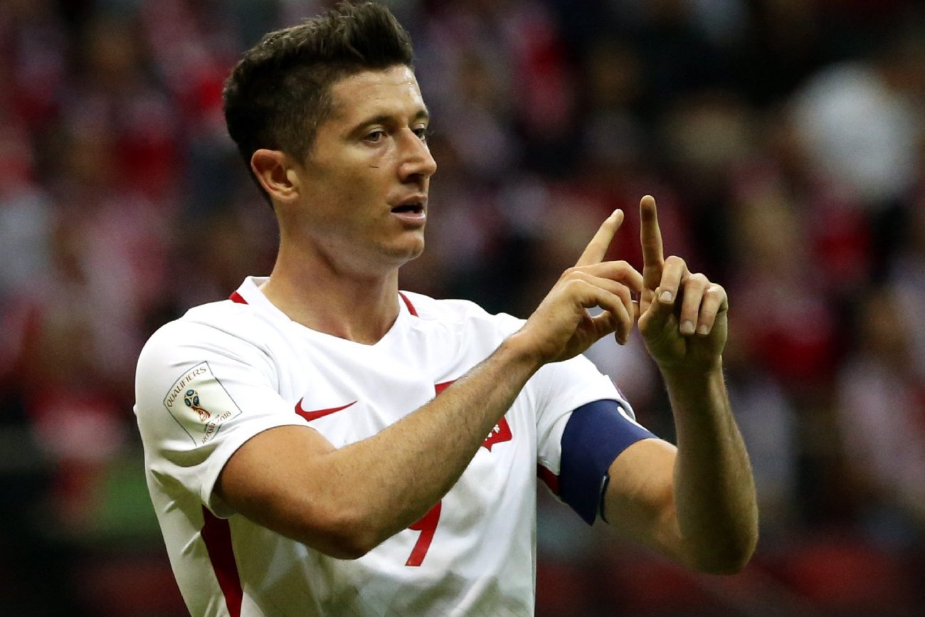 Robert Lewandowski podczas meczu w biało-czerwonej koszulce.