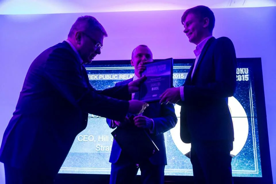 Grzegorz Kiszluk z Briefu wręcza Bielowi nominację do nagrody Człowieka Roku 2015 w kategorii PR.