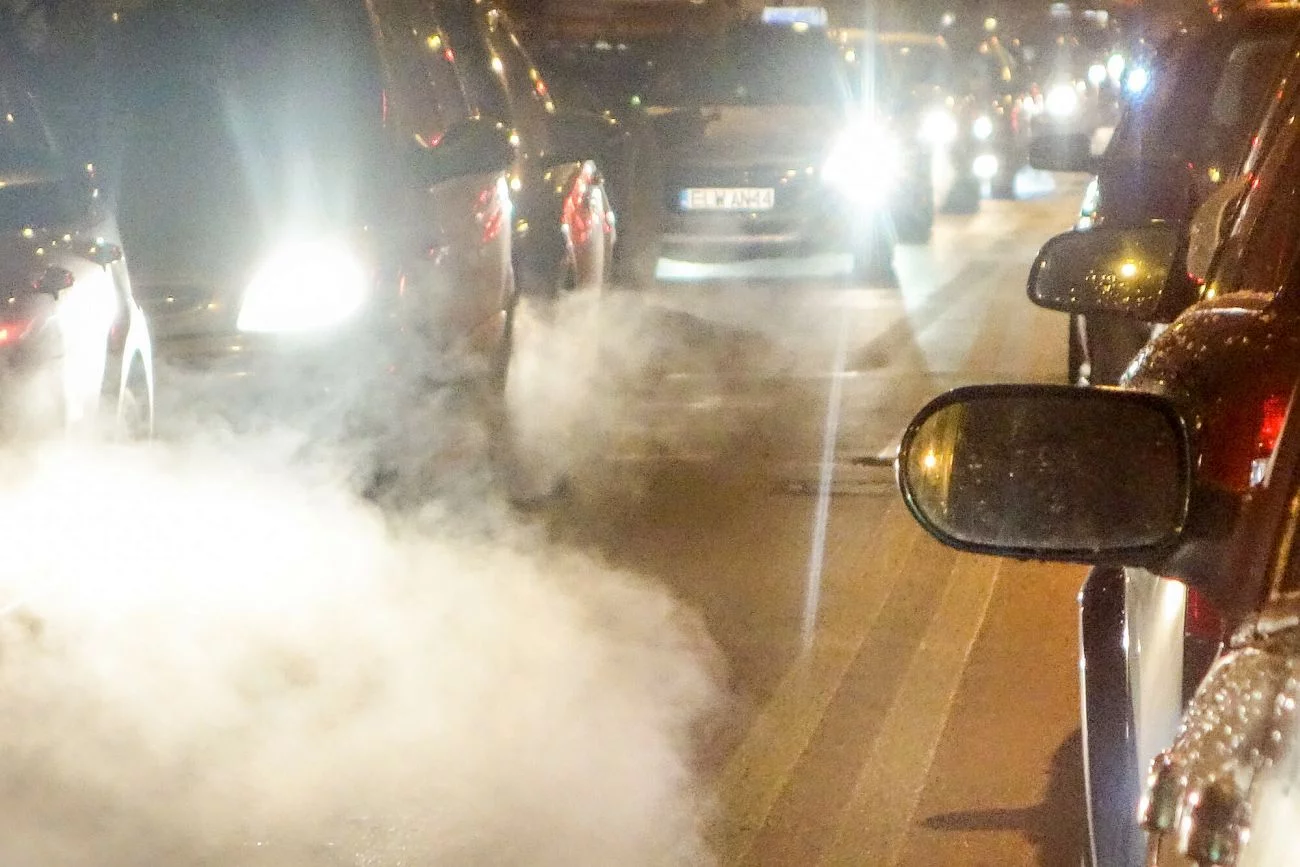 Kraków i Warszawa mierzą się z wprowadzeniem Stref Czystego Transportu. Łatwo nie jest