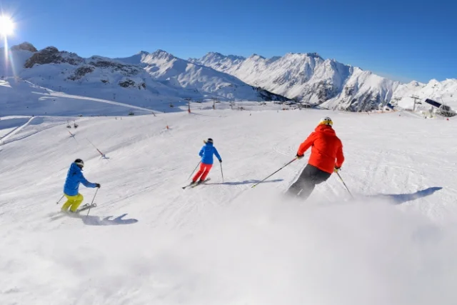 Doskonałe warunki do jazdy i piękna pogoda w Ischgl jak magnes przyciągają narciarzy i snowboardzistów.