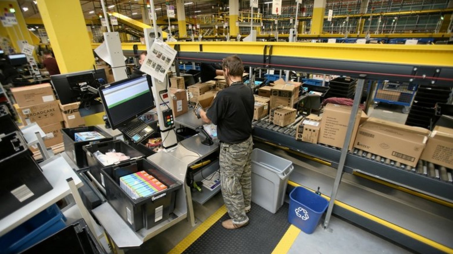 Praca w Amazon. Oto jedno z centrów logistycznych Amazona w Polsce.