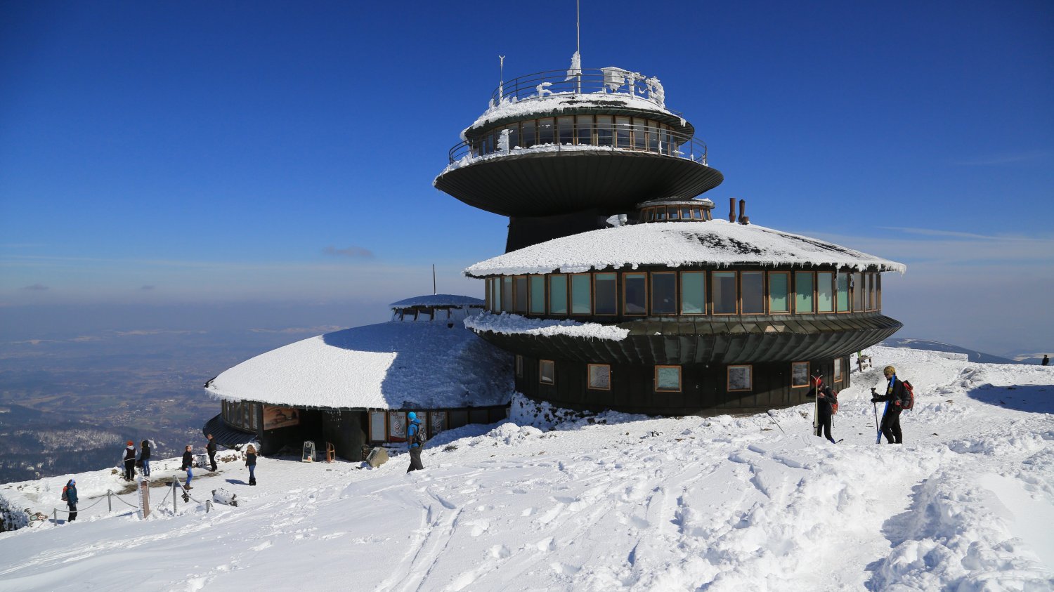 Praca na Śnieżce? To możliwe - Instytut Meteorologii i Gospodarki Wodnej poszukuje pracownika do pomiarów meteorologicznych.