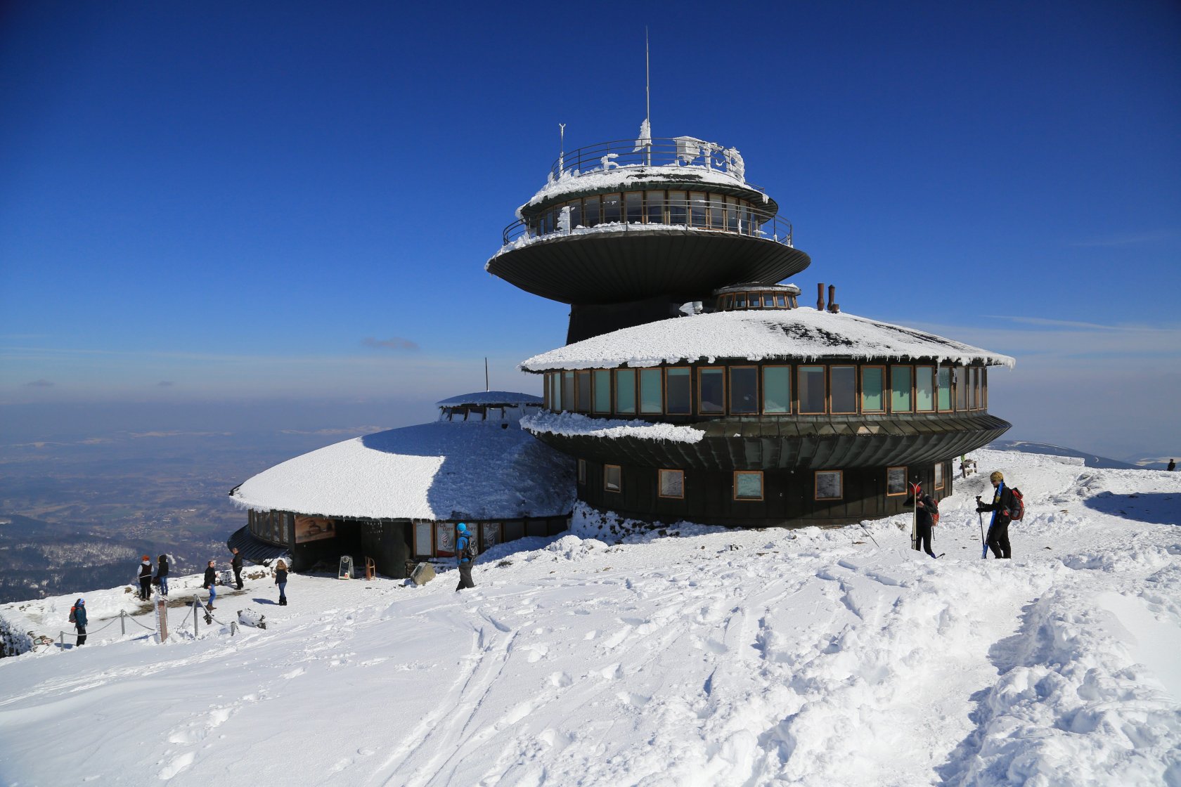 Praca na Śnieżce? To możliwe - Instytut Meteorologii i Gospodarki Wodnej poszukuje pracownika do pomiarów meteorologicznych.