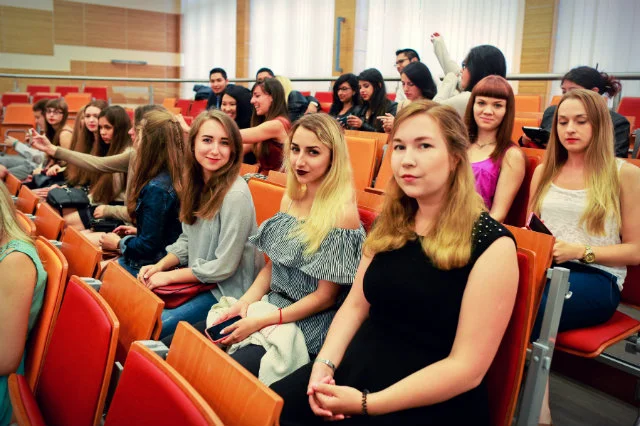 Absolwenci uniwersytetów wypadają w porównaniu ze swoimi kolegami z zawodówek zaskakująco korzystnie