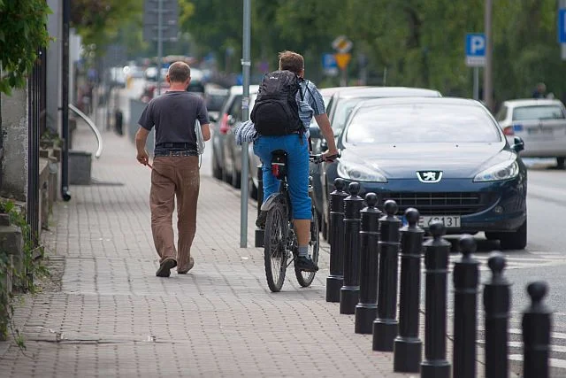 Rowerem po chodniku wolno jeździć tylko w 3 przypadkach. Widoczny na zdjęciu nie jest żadnym z nich