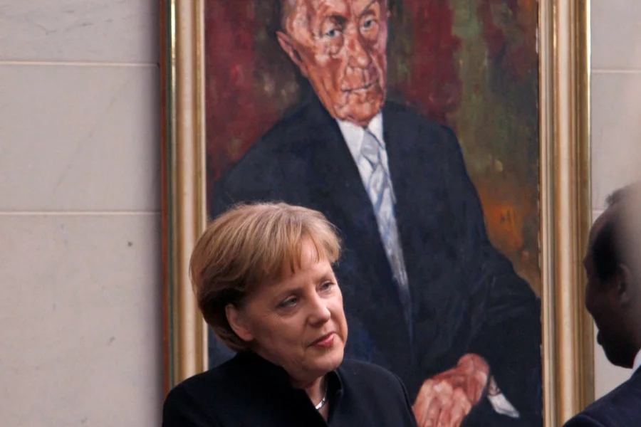 Kanclerz Angela Merkel pod portretem kanclerza Konrada Adenauera.