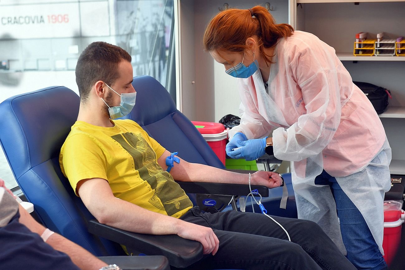 Oddaj krew, dostaniesz dwa dni wolnego - tak rząd chce kusić krwiodawców.