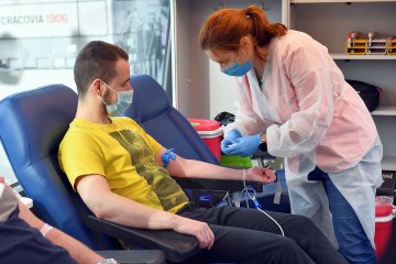 Oddaj krew, dostaniesz dwa dni wolnego - tak rząd chce kusić krwiodawców.
