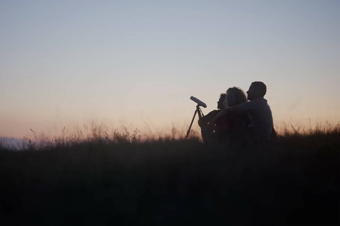 Ludzie obserwujący nocne niebo.