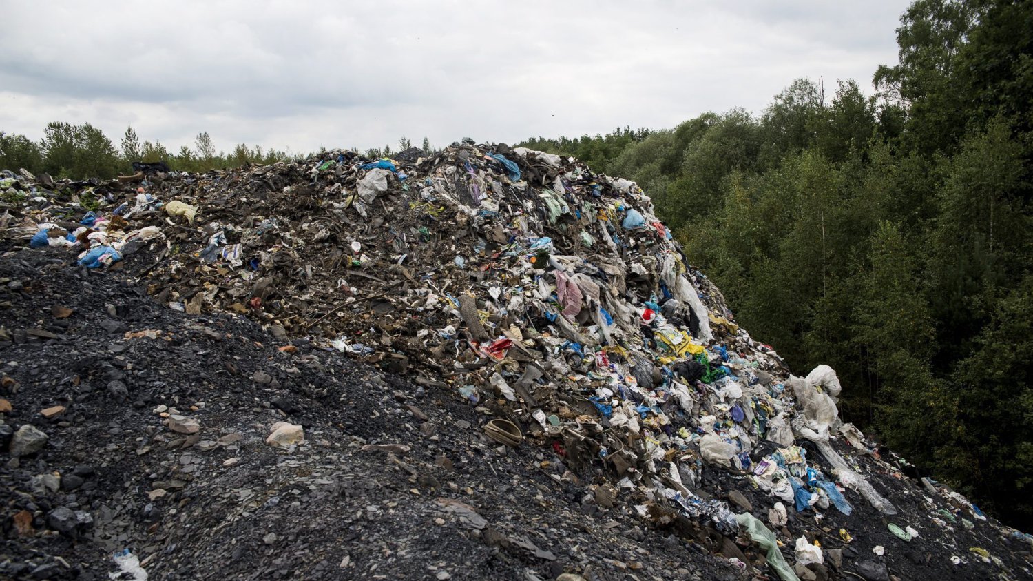 Kilka tysięcy ton nielegalnych śmieci wyrzucono na terenie gminy Czerniejewo