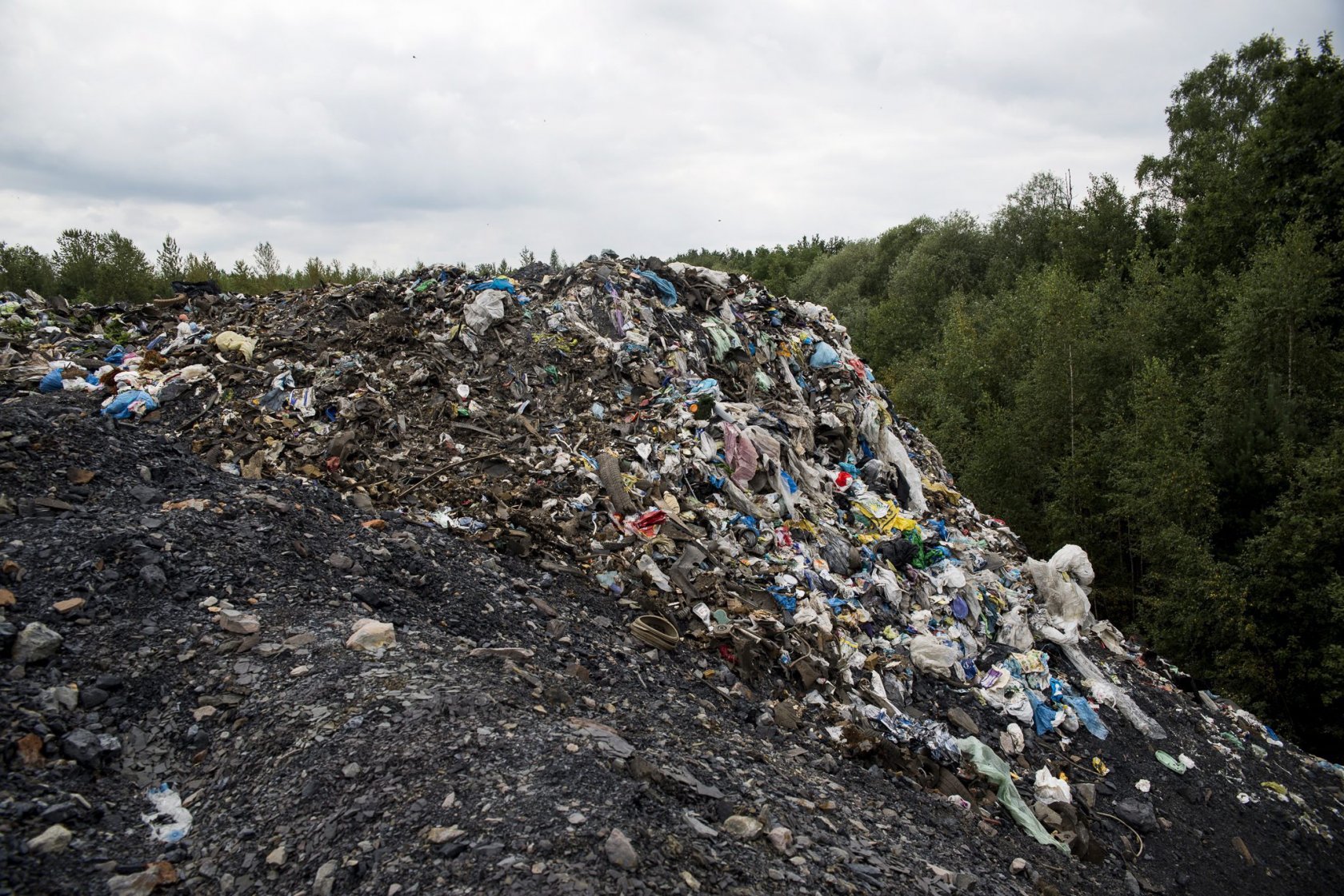 Kilka tysięcy ton nielegalnych śmieci wyrzucono na terenie gminy Czerniejewo