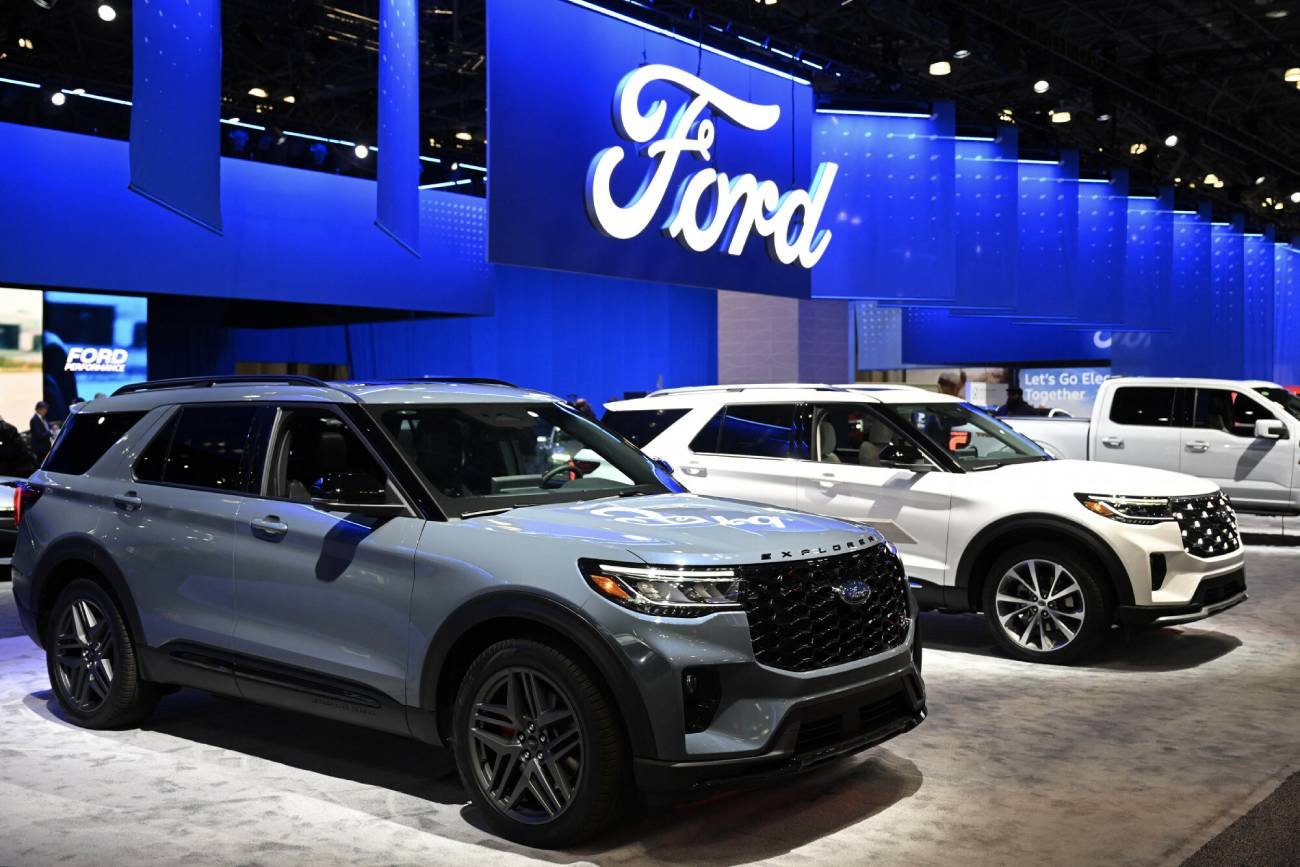 Fordy Explorery na pokazie.