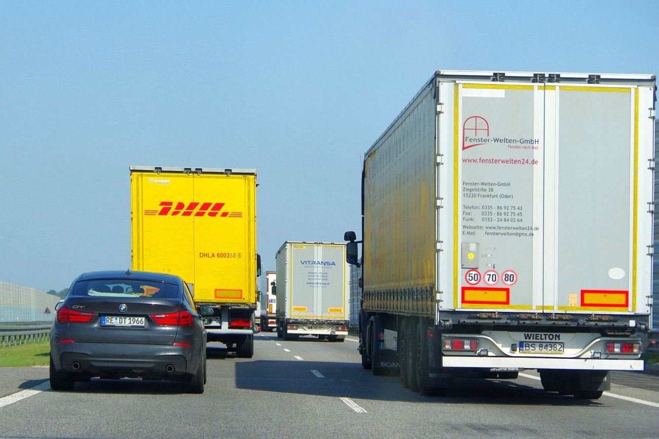 Rząd chce zakazać wyprzedzania się ciężarówek na drogach szybkiego ruchu.