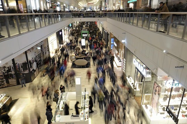 Odmrażanie gospodarki zacznie się m.in. od otwarcia sklepów w galeriach handlowych. Nie od razu jednak ludzie zaczną je chętnie odwiedzać.