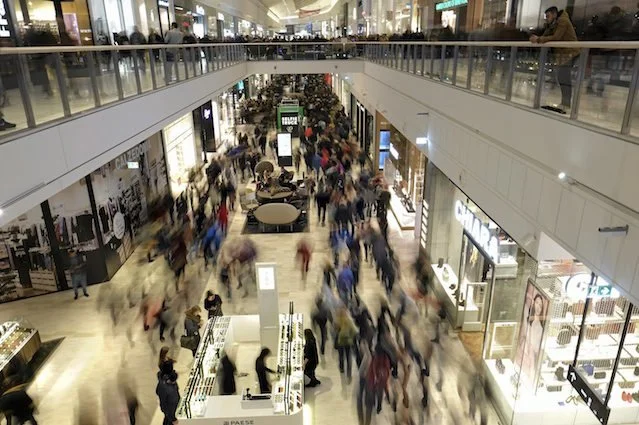 Odmrażanie gospodarki zacznie się m.in. od otwarcia sklepów w galeriach handlowych. Nie od razu jednak ludzie zaczną je chętnie odwiedzać.