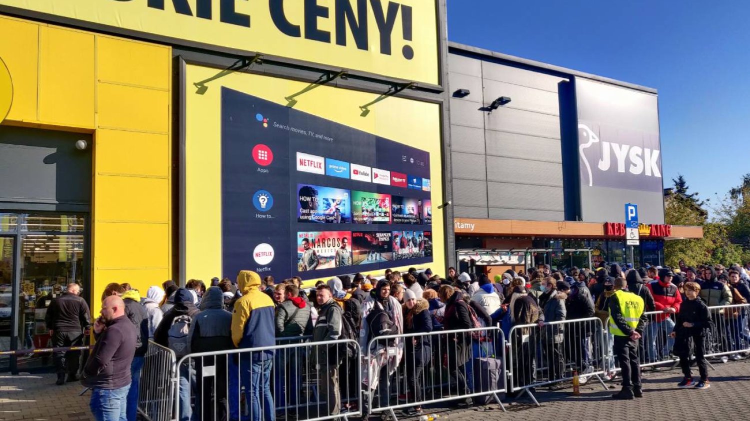 Kolejka przed sklepem Media Expert przed promocją RTX Day