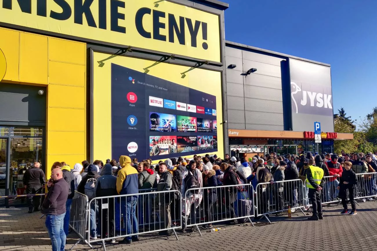 Kolejka przed sklepem Media Expert przed promocją RTX Day